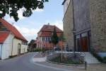 Kath. Kirche St. Petrus und Paulus, dahinter das Pfarrhaus mit Pfarrscheuer und auf der linken Seite das Micheleshaus