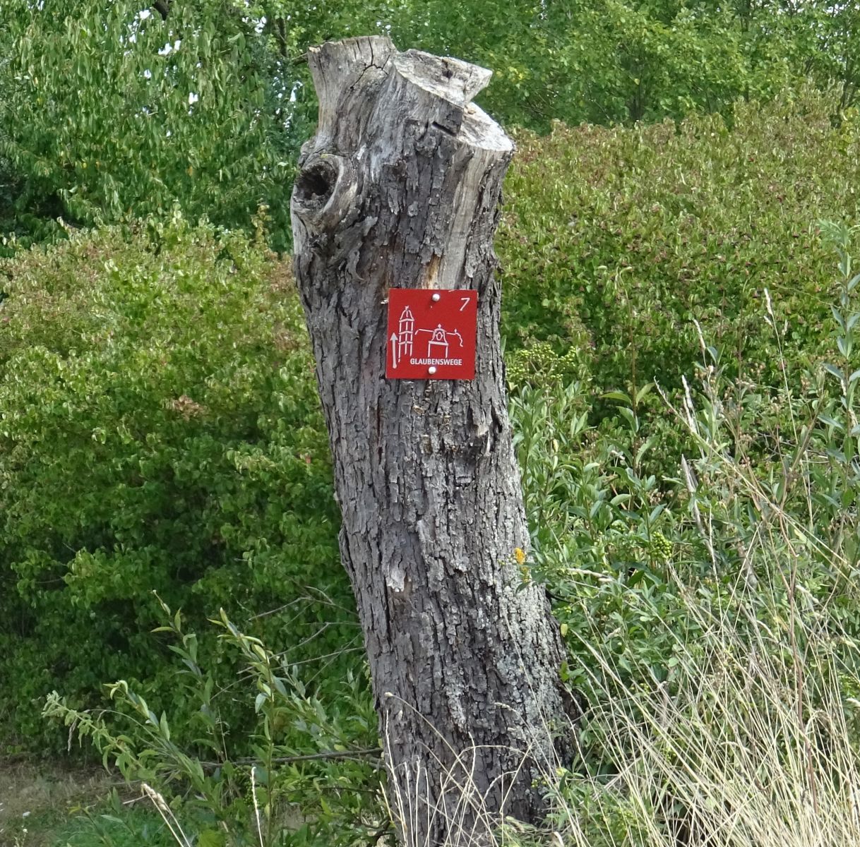 Wegweiser der Glaubenswege-Wanderwege
